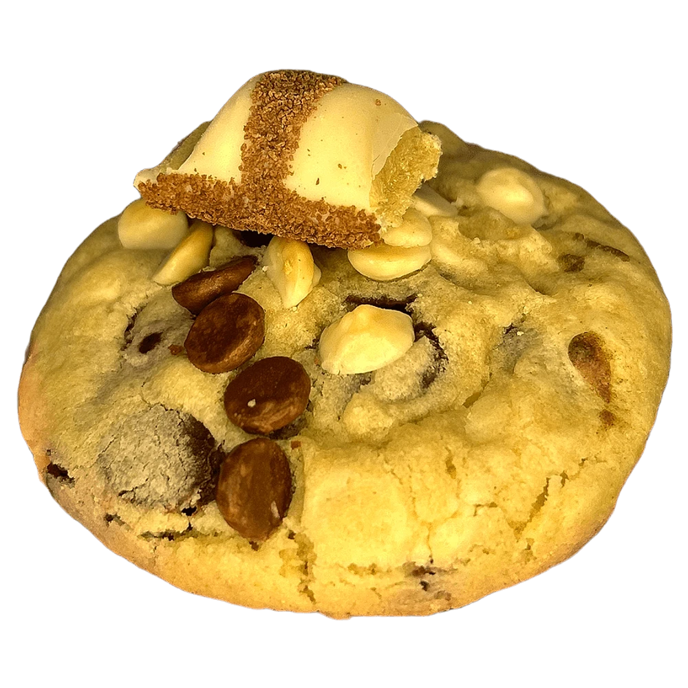 Cookie Kinder Bueno da Confeitale com gotas de chocolate e um pedaço de Kinder Bueno